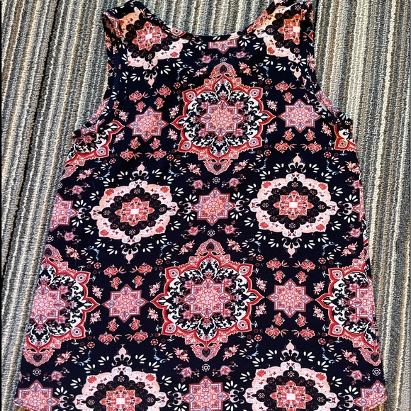 Lightweight polyester sleeveless with long tail in back and zipper front. - Picture 8 of 9